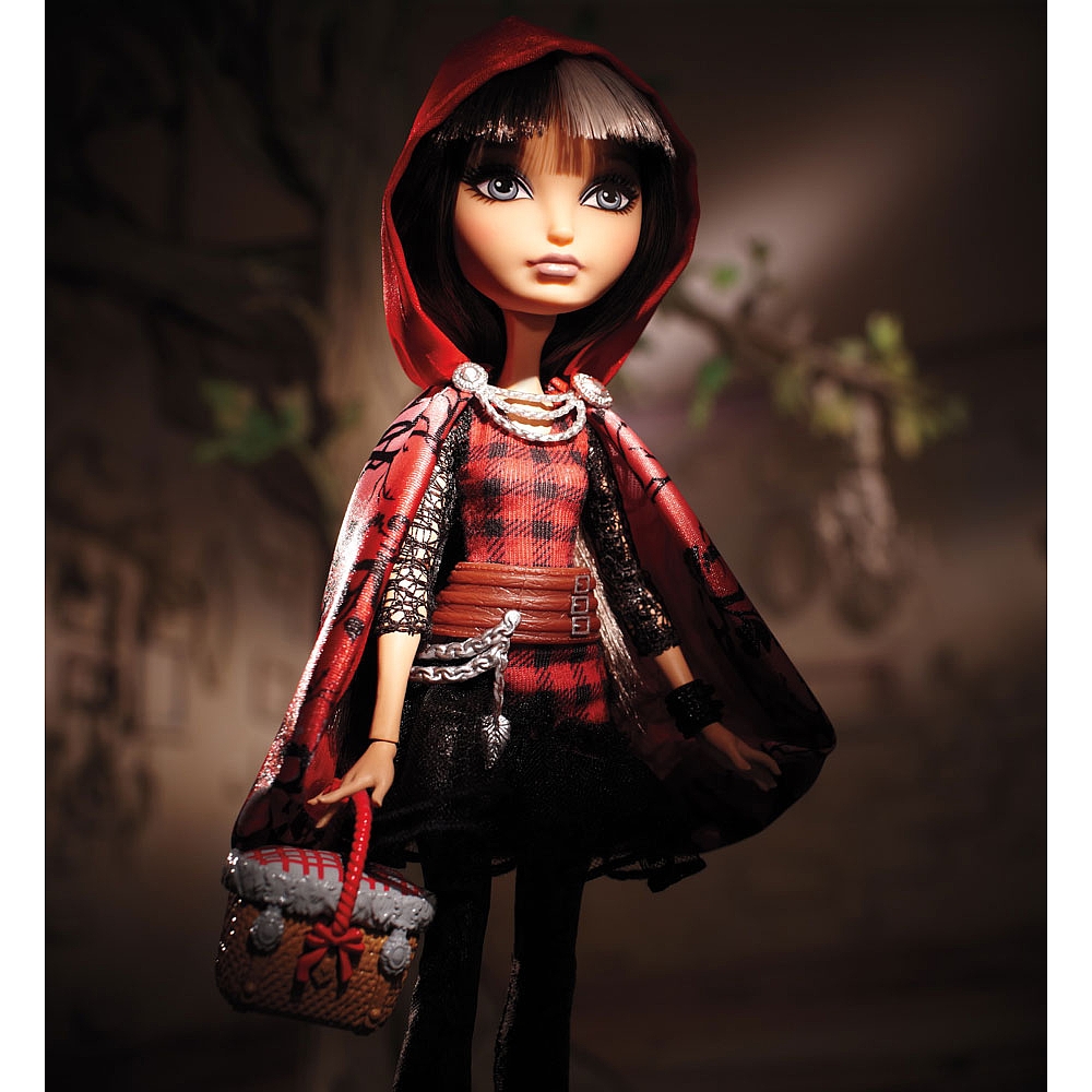 Muñeca Cerise Hood posado